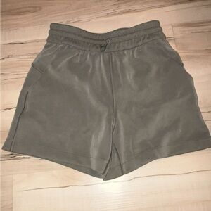 COPY - Lululemon softstreme shorts 4”